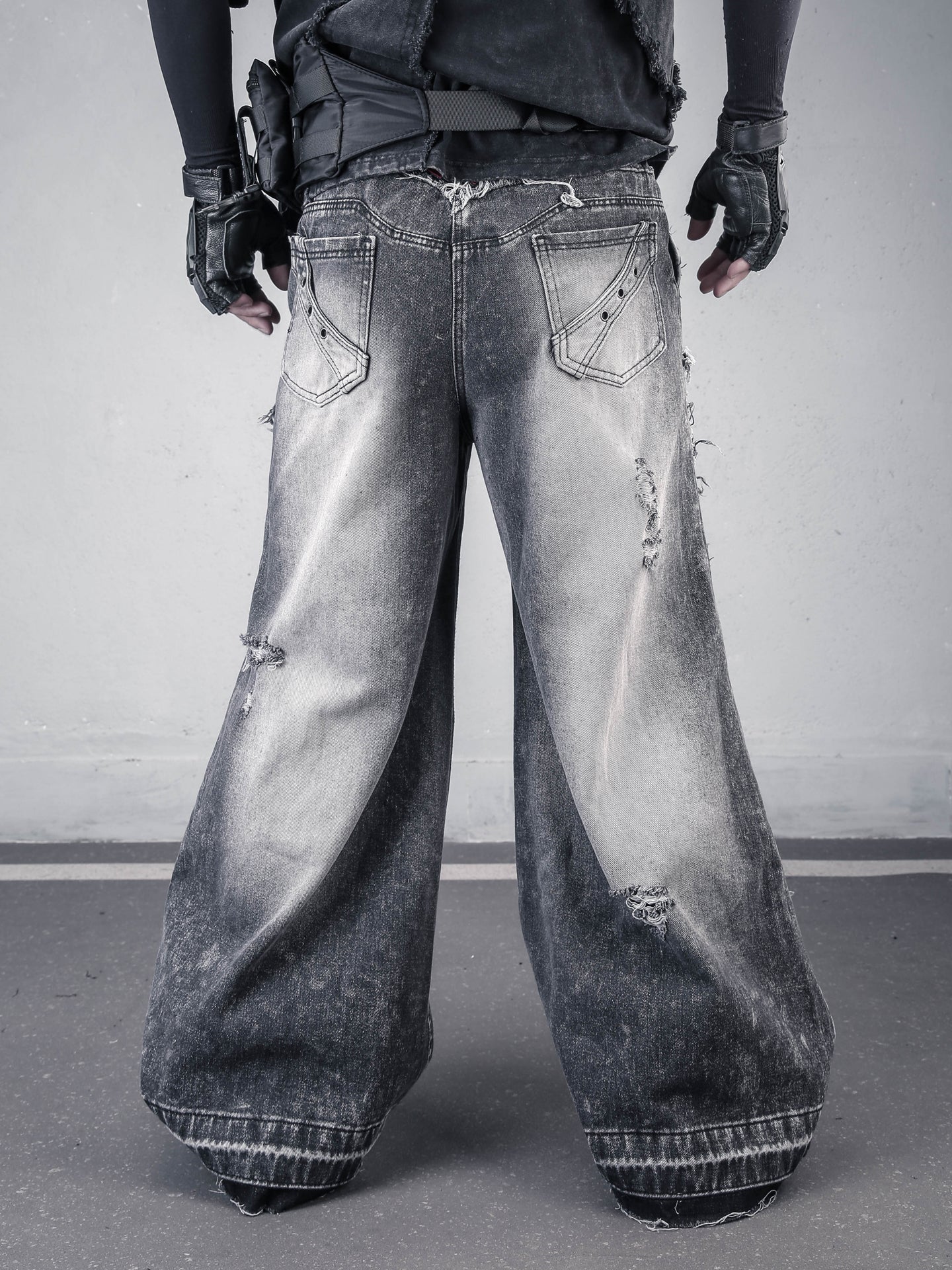 Wasteland Deconstructed Raw-Edge Distressed Jeans – JiaMing Fashion
